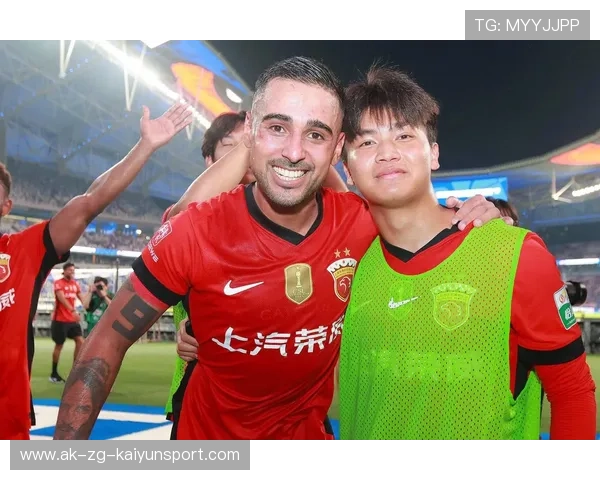 上海海港莱昂纳多中路突破创造射门机会——从训练场到赛场的制胜解码